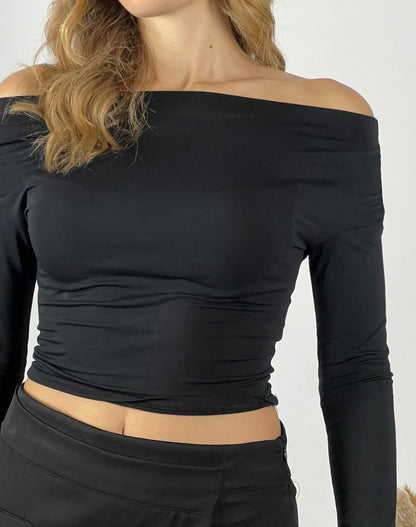 maglia scollo a barca aderente